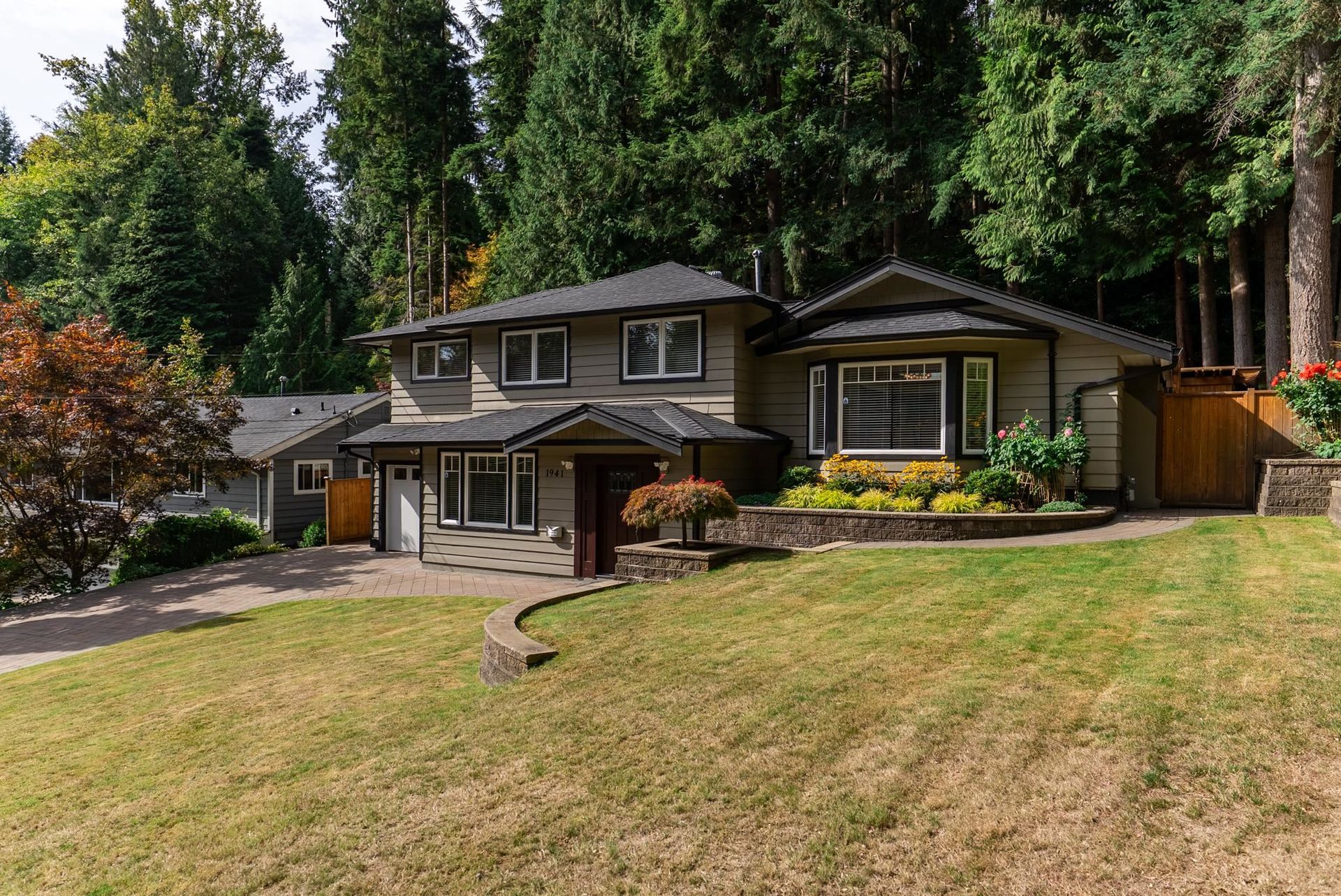 1941-arborlynn-drive-westlynn-north-vancouver-01.jpg