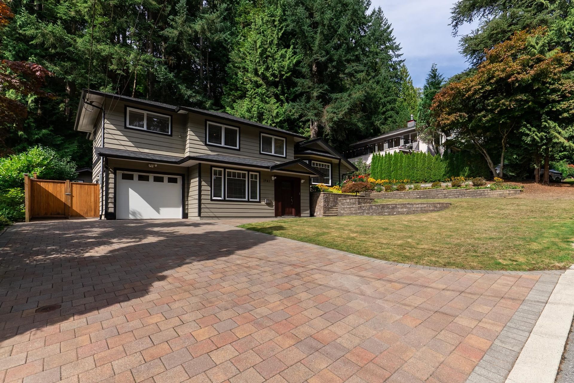 1941-arborlynn-drive-westlynn-north-vancouver-02.jpg