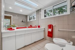 4 Piece Bathroom at 8 Silverdale Crescent, Parkwoods-Donalda, Toronto
