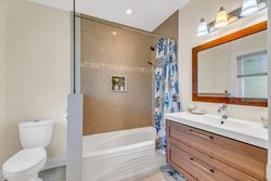 4 Piece Ensuite Bathroom at 27 Caronport Crescent, Parkwoods-Donalda, Toronto