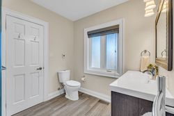 3 Piece Ensuite Bathroom at 27 Caronport Crescent, Parkwoods-Donalda, Toronto