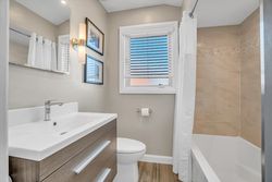 4 Piece Bathroom at 142 Three Valleys Drive, Parkwoods-Donalda, Toronto