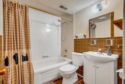 4 Piece Bathroom at 32 Northey Drive, St. Andrew-Windfields, Toronto