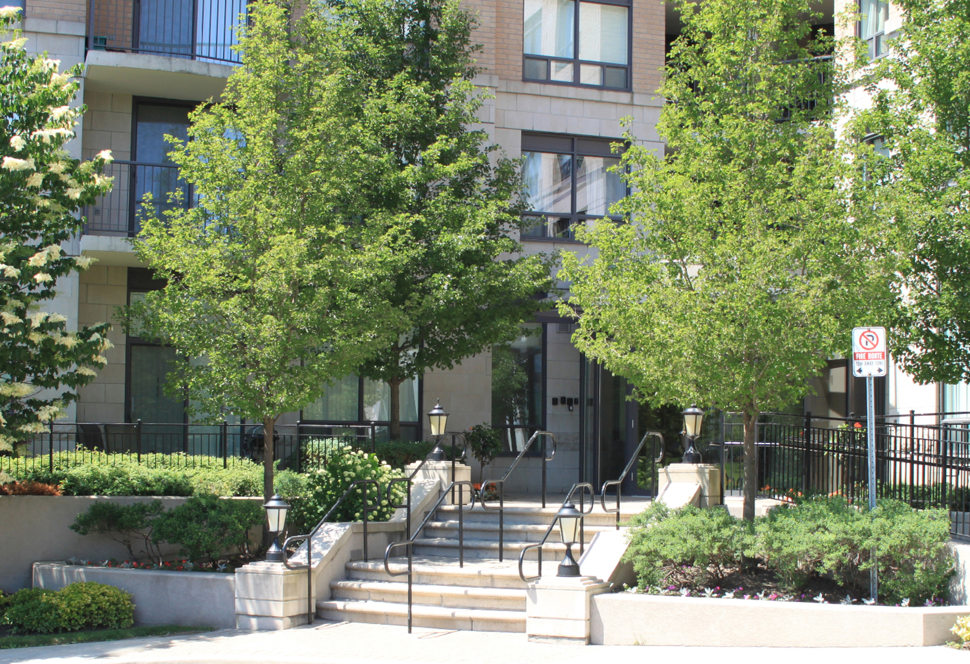 510 16 Dallimore Circle, BanburyDon Mills, Toronto