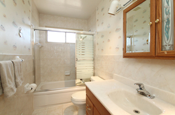 4 Piece Bathroom at 111 Broadlands Boulevard, Parkwoods-Donalda, Toronto