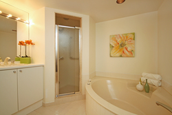 4 Piece Ensuite Bathroom at 201 - 1210 Don Mills Road, Banbury-Don Mills, Toronto