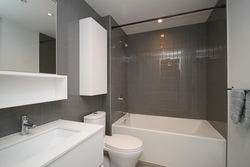 4 Piece Bathroom at 309 - 377 Madison Avenue, Casa Loma, Toronto