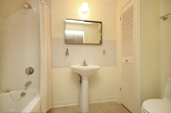 4 Piece Bathroom at 25 Greengrove Crescent, Parkwoods-Donalda, Toronto