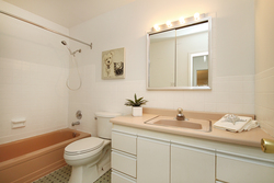 4 Piece Bathroom at 10 - 46 Three Valleys Drive, Parkwoods-Donalda, Toronto