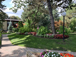 Courtyard at 10 - 46 Three Valleys Drive, Parkwoods-Donalda, Toronto