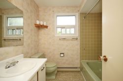 4 Piece Bathroom at 9 Deerpath Road, Parkwoods-Donalda, Toronto