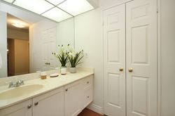 4 Piece Ensuite Bathroom at 209 - 131 Beecroft Road, Lansing-Westgate, Toronto