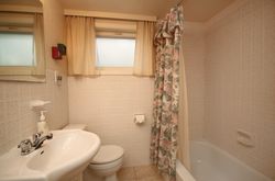 4 Piece Bathroom at 104 Three Valleys Drive, Parkwoods-Donalda, Toronto