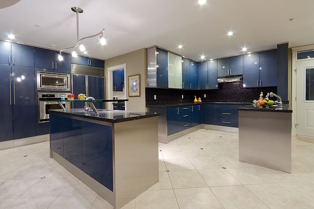 6646 at 2323 Queens Avenue, West Vancouver