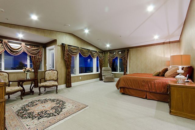 6686 at 2323 Queens Avenue, West Vancouver