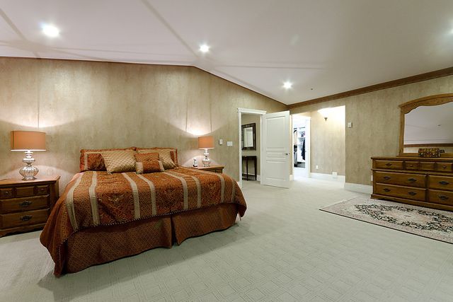 6690 at 2323 Queens Avenue, West Vancouver