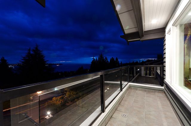 6698 at 2323 Queens Avenue, West Vancouver