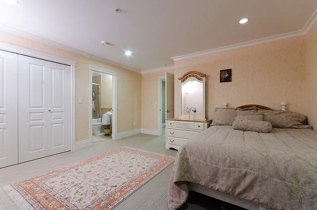 6710 at 2323 Queens Avenue, West Vancouver