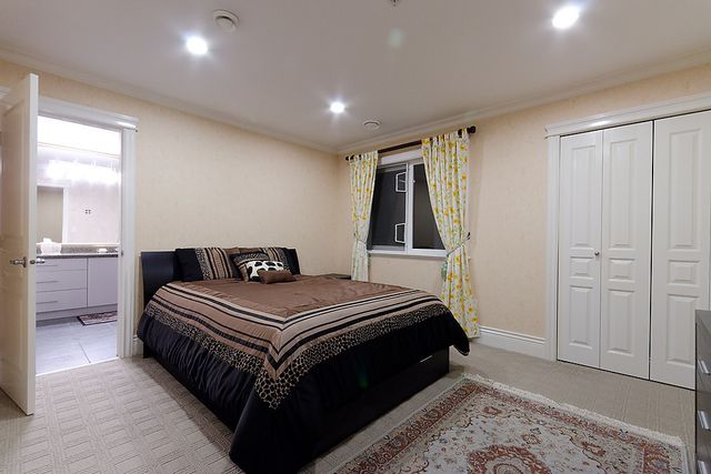 6714 at 2323 Queens Avenue, West Vancouver