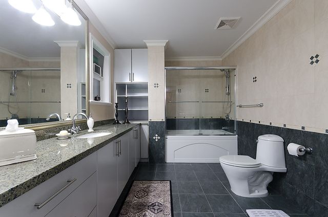 6718 at 2323 Queens Avenue, West Vancouver