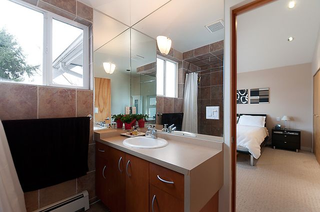 9052 at 232 - 10th Street East, North Vancouver