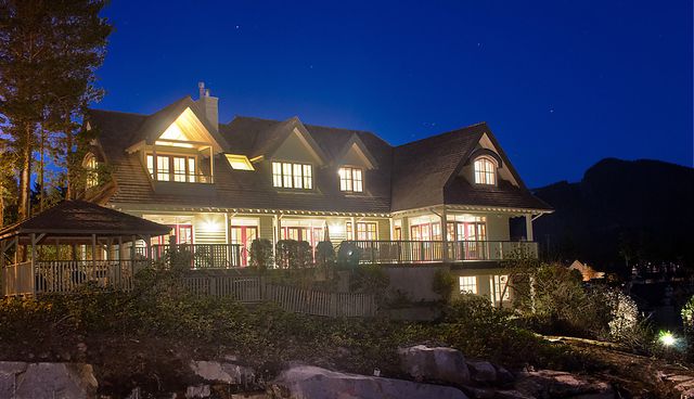 10835 at 5420 Vista Court West, West Vancouver