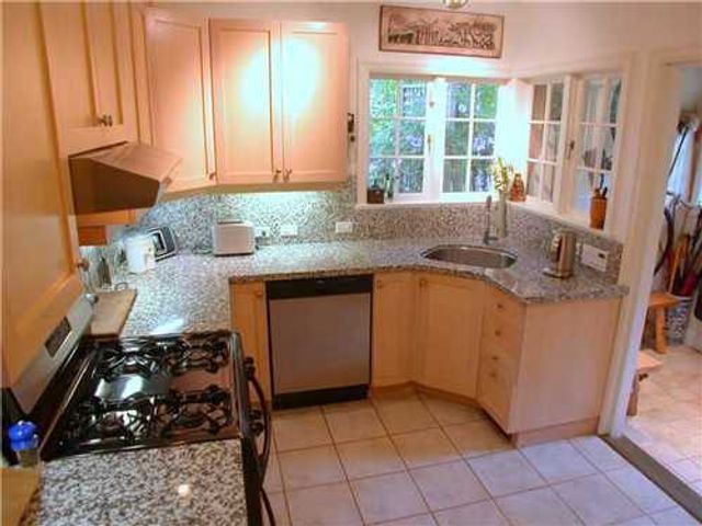 12637 at 3288 Travers Avenue, West Vancouver