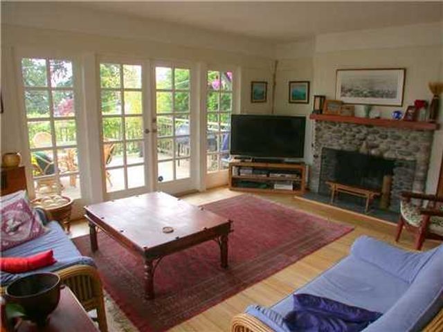 12640 at 3288 Travers Avenue, West Vancouver