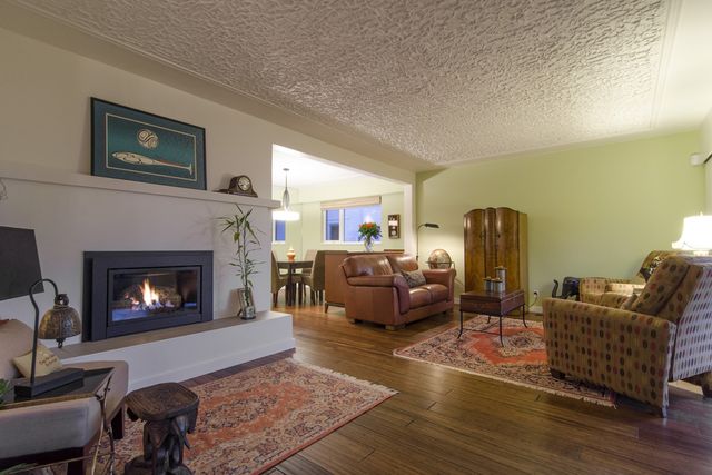 18222 at 3272 Travers Avenue, West Vancouver