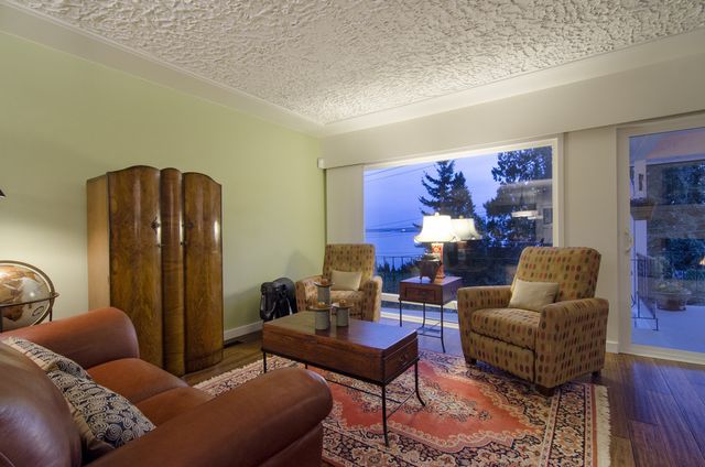 18225 at 3272 Travers Avenue, West Vancouver