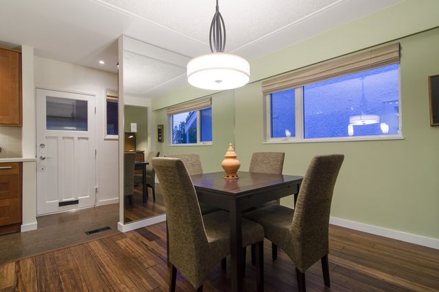 18239 at 3272 Travers Avenue, West Vancouver