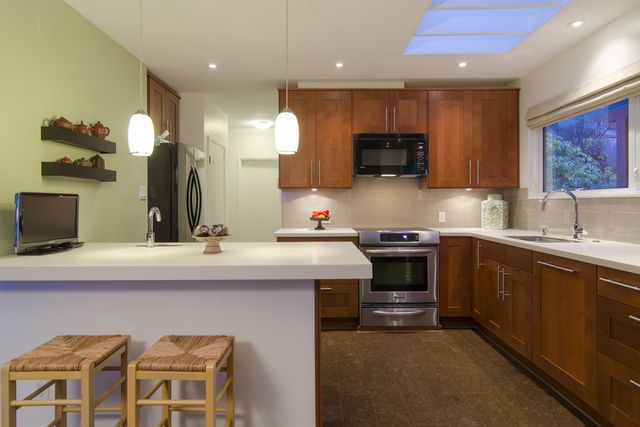 18243 at 3272 Travers Avenue, West Vancouver