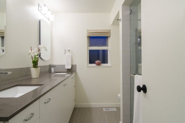 18276 at 3272 Travers Avenue, West Vancouver