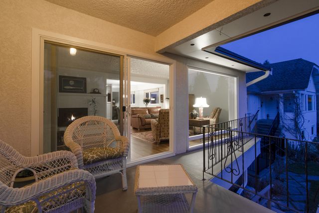 18282 at 3272 Travers Avenue, West Vancouver