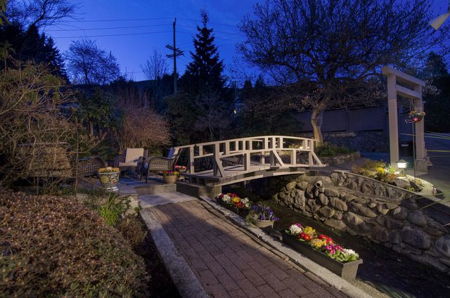 18294 at 3272 Travers Avenue, West Vancouver