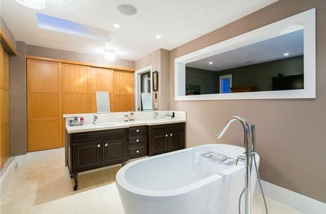 20064 at 3325 Radcliffe Avenue, Vancouver West