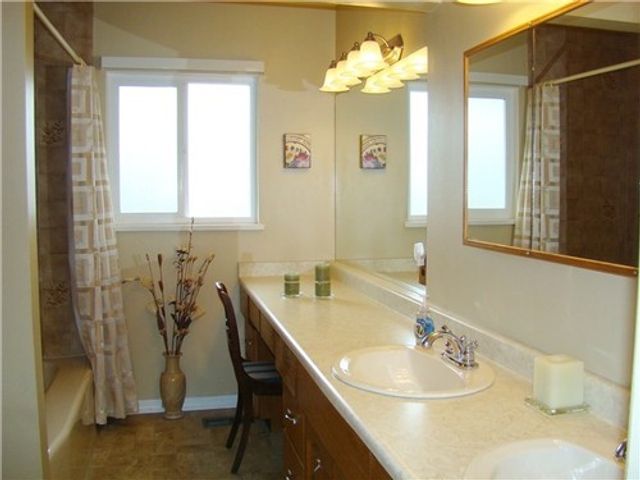 20946 at 4404 Parliament Crescent,, North Vancouver