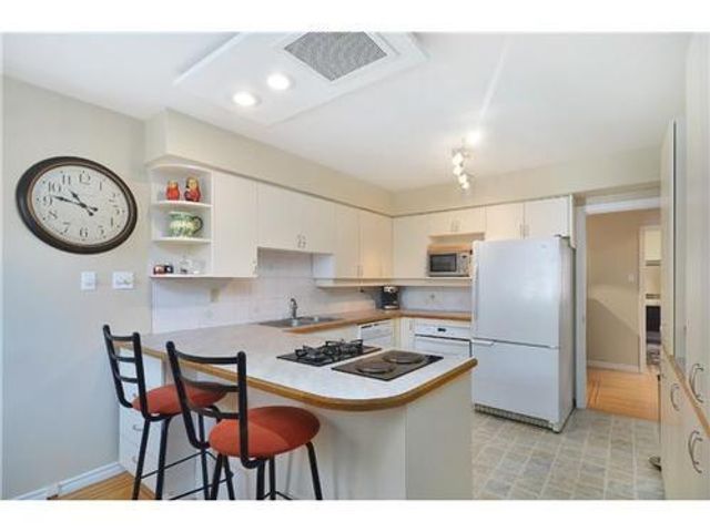 20978 at 3791 Sunset Boulevard, North Vancouver