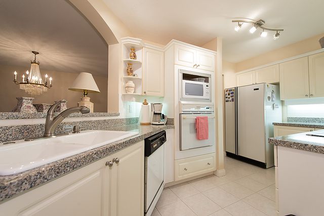 21960 at 10D - 328 Taylor Way, West Vancouver