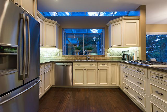 24118 at 4035 Sunset Boulevard, North Vancouver