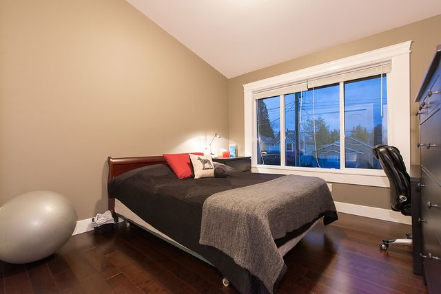 25002 at 568 West 28th Street, North Vancouver