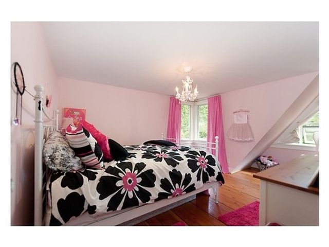 25668 at 4652 Clovelly Walk, West Vancouver