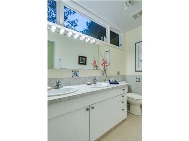 30892 at 3369 Radcliffe Avenue, West Vancouver