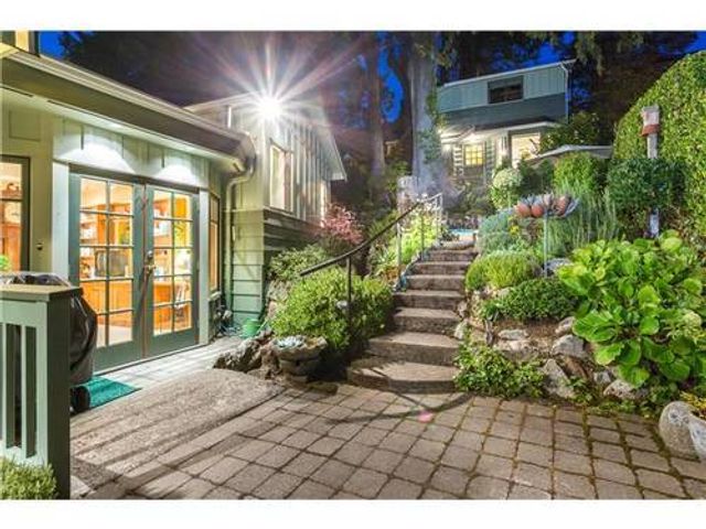 30907 at 3369 Radcliffe Avenue, West Vancouver