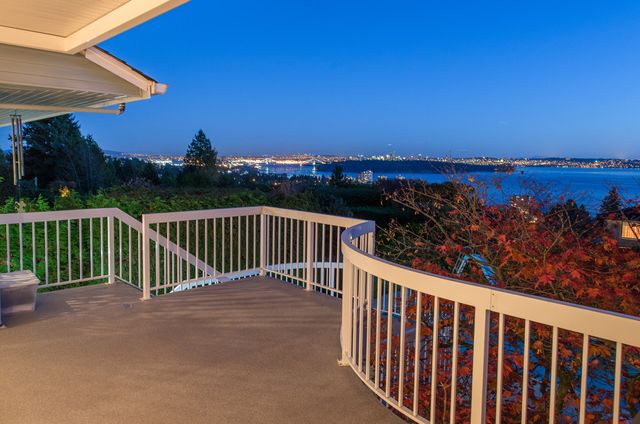 36501 at 2580 Rosebery Avenue, West Vancouver