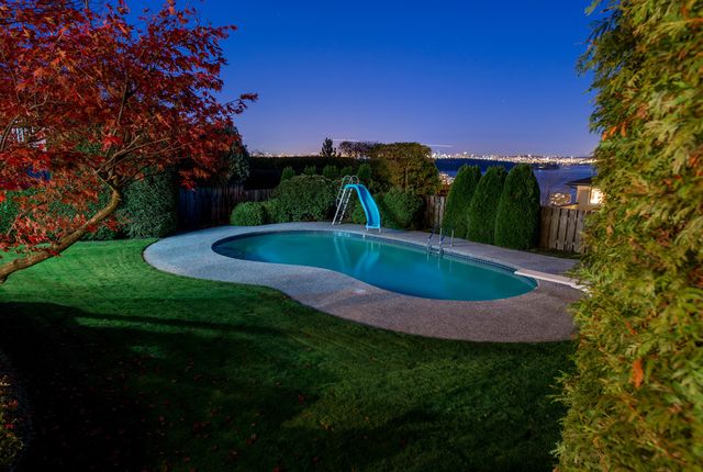 36613 at 2580 Rosebery Avenue, West Vancouver