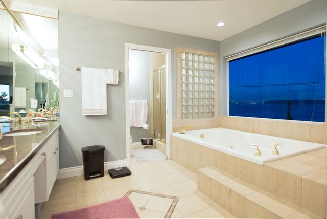 39176 at 3643 Marine Drive, West Vancouver