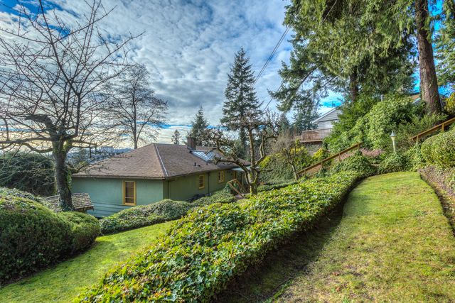 40020 at 945 Keith Road, West Vancouver