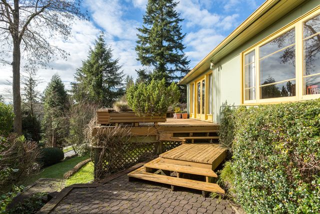 40056 at 945 Keith Road, West Vancouver