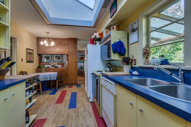 40124 at 945 Keith Road, West Vancouver